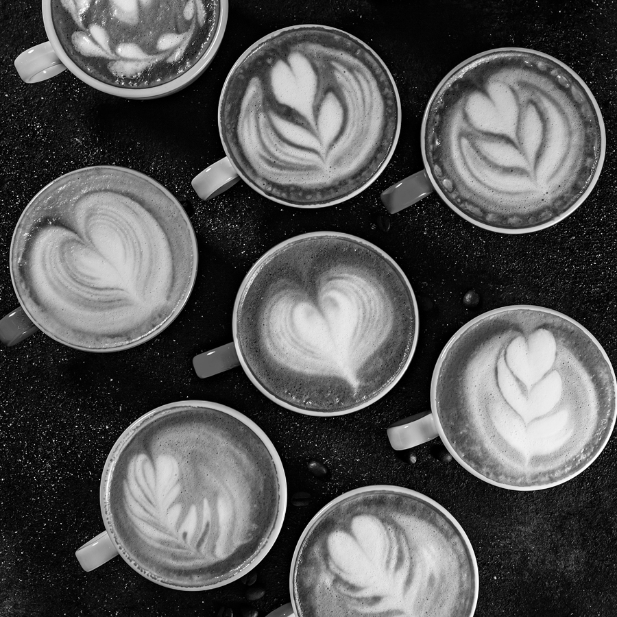 imagen destacada, con tazas latte art, de la escuela de baristas